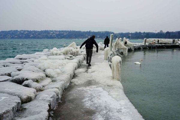 Genève, jetée des Pâquis sous la glace