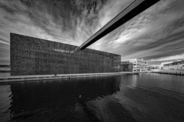 Marseille le Mucem le Vieux-port monochrome