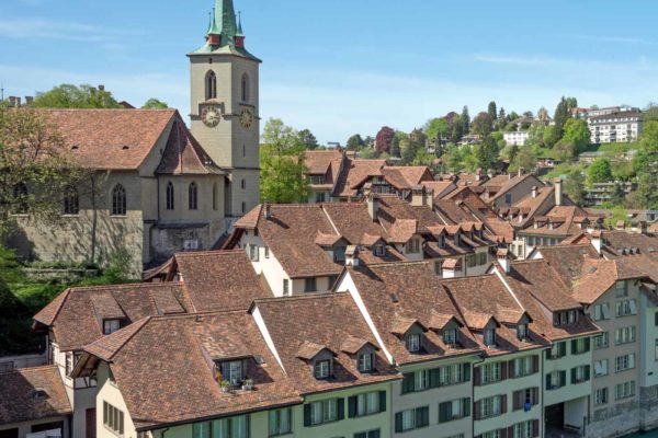 Berne vue sur les rives de l'Aar depuis le pont de Nydegg