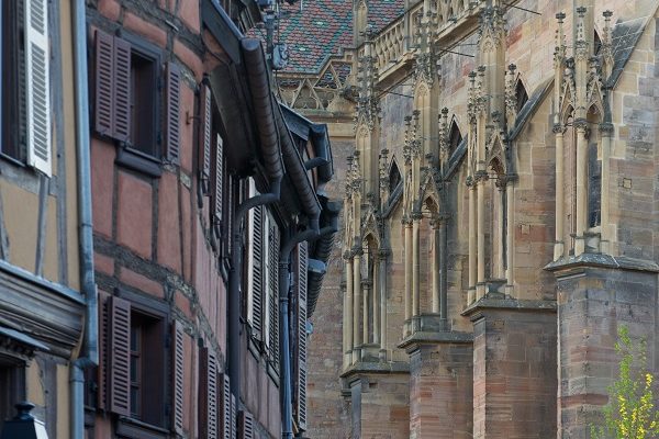 Colmar contraste maisons-cathédrale