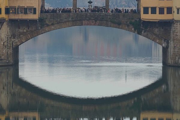 Florence les reflets du Ponte-Vecchio dans le rivière Arno