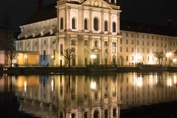 Lucerne Eglise des Jésuites au bord de la rivière Reuss