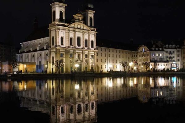 Lucerne Eglise des Jésuites et la Reussteg