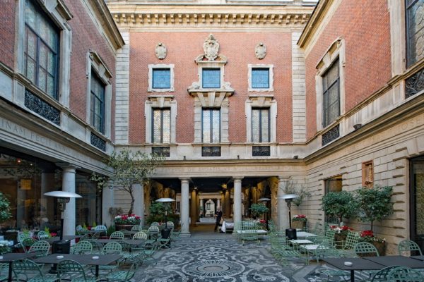 Milan centre historique cour intérieure