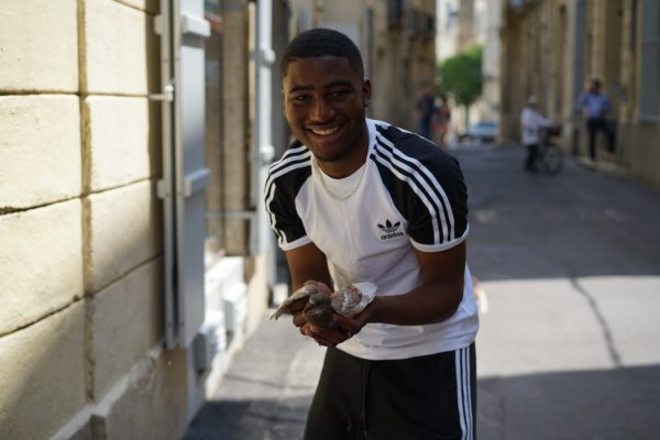 Ce jeune homme venait juste de sauver ce petit oiseau tombé du nid au moment où je traversais la  route et il a tenu à me le montrer !